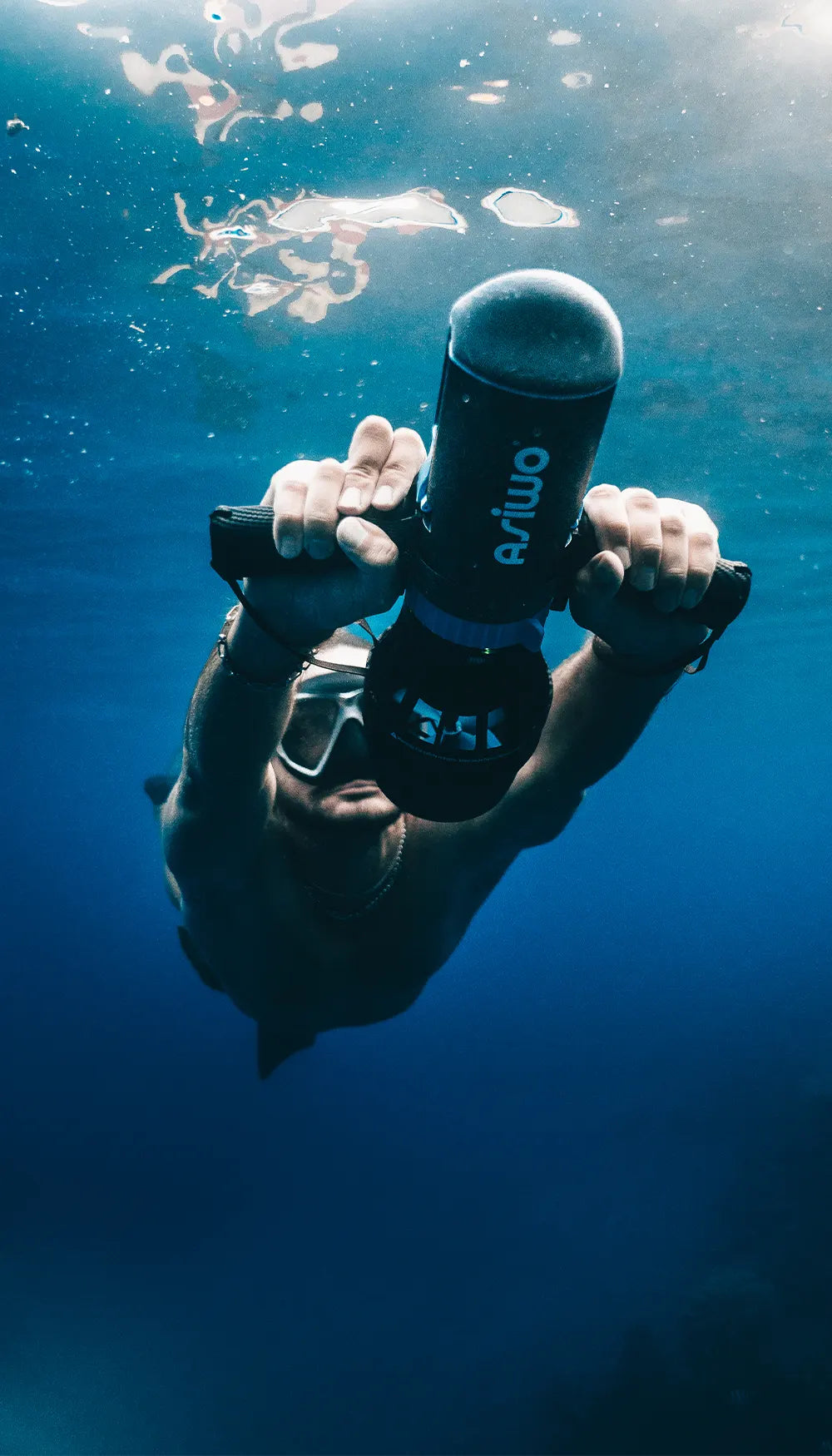 Diver underwater holding the ASIWO U1 underwater scooter, gliding smoothly under the sea