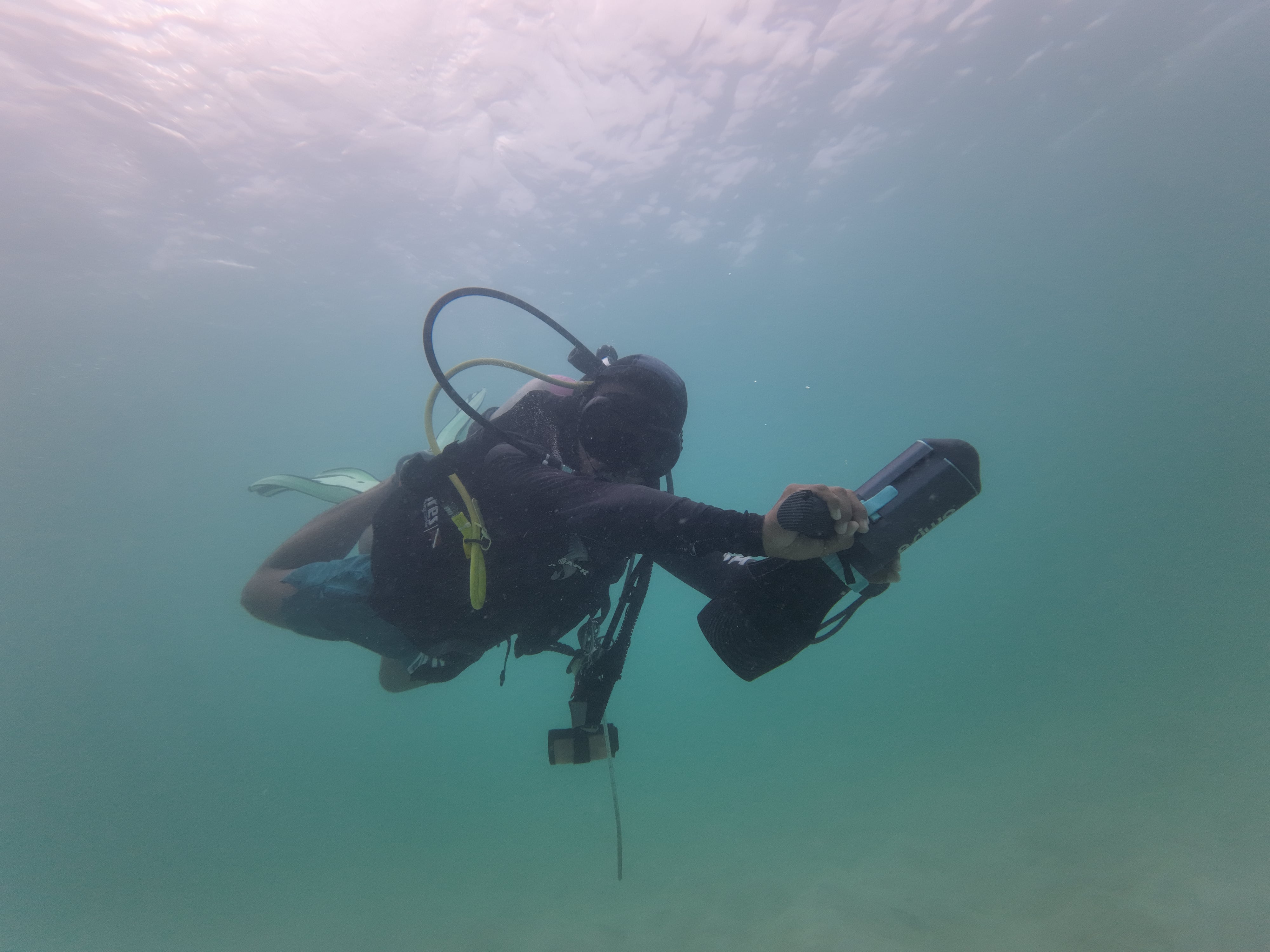 A scuba diver exploring the sea with an ASIWO U1 DPV
