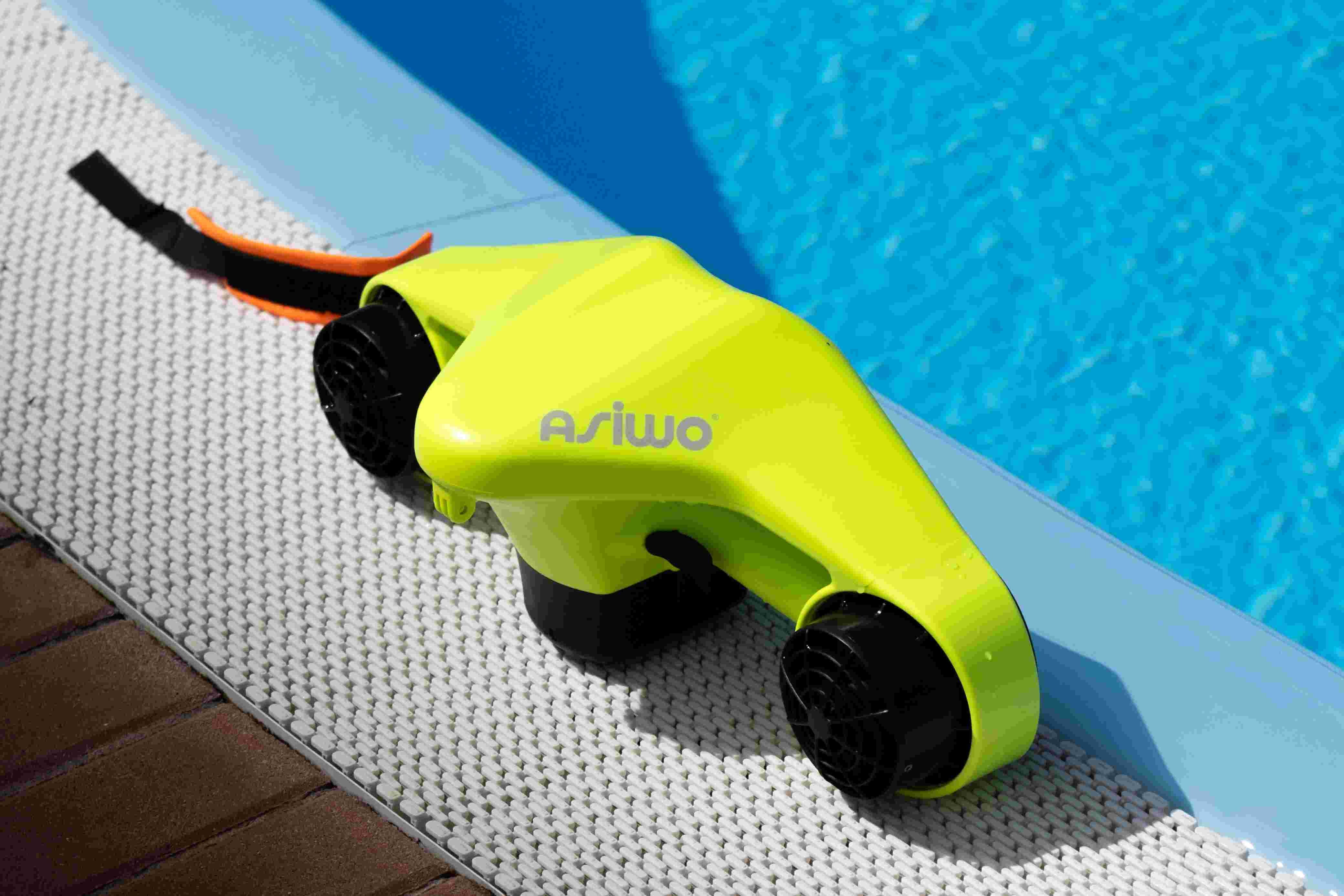 An Asiwo MANTA Underwater Scooters was placed next to the pool.