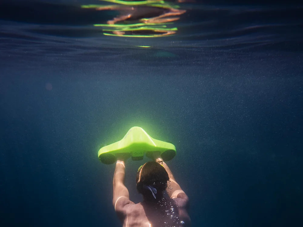 Snorkeler using an ASIWO Manta underwater scooter below the surface during a guided water session